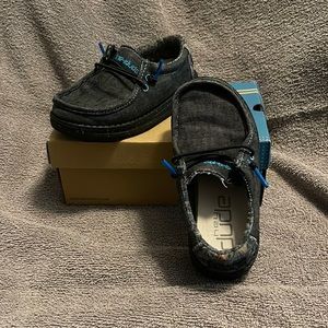 Toddler boy Hey dudes size 9 like new